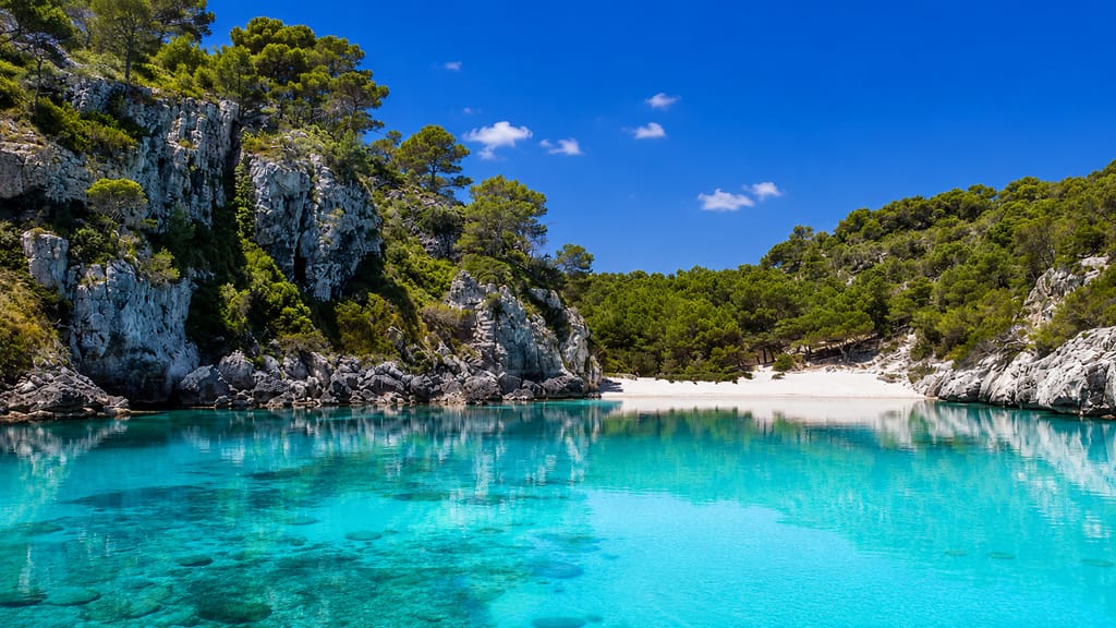 Cala Macarelleta, pequeña cala virgen junto a Macarella, sur de Menorca