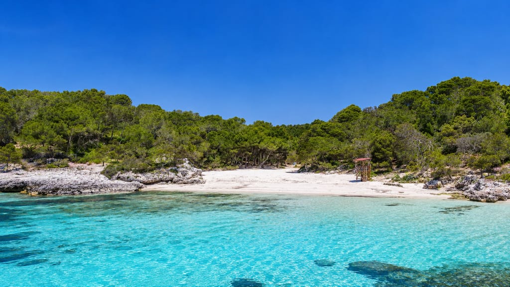 Cala en Turqueta, arena clara y agua turquesa en el sur de Ciutadella, Menorca