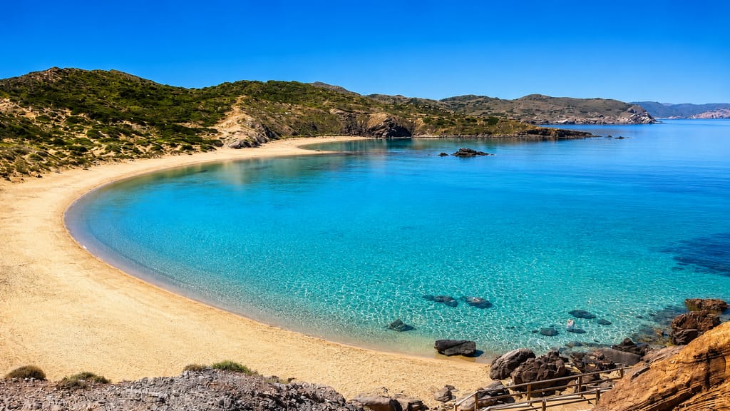 Costa rojiza del norte de Menorca en la zona de Cavalleria