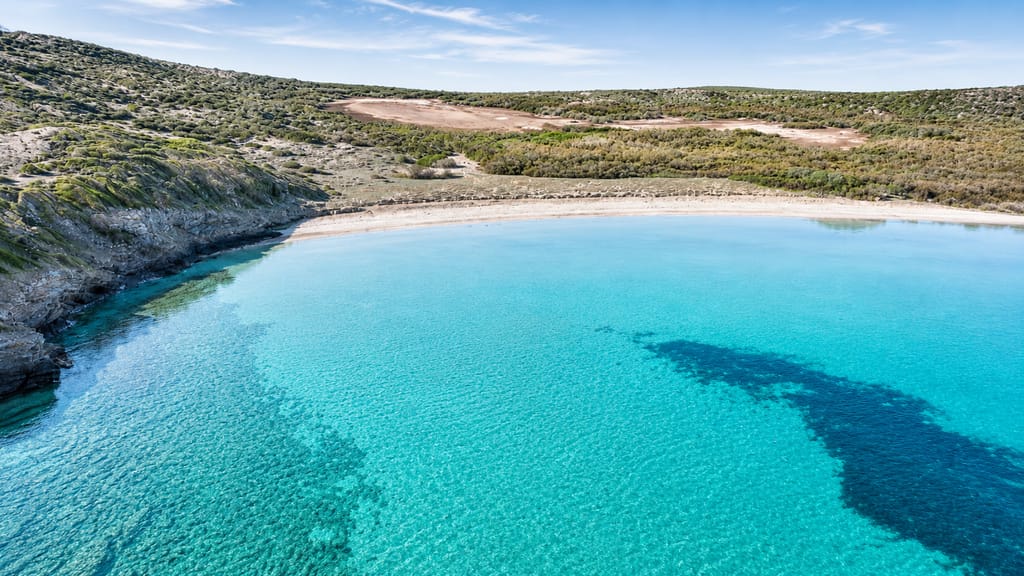 El Camí de Cavalls bordeando la costa de Menorca sobre una cala