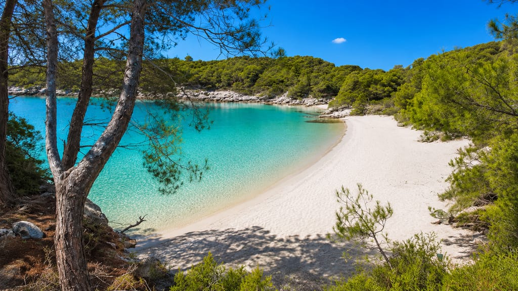 Cala Turqueta, una de las calas de arena blanca y agua turquesa del sur de Menorca
