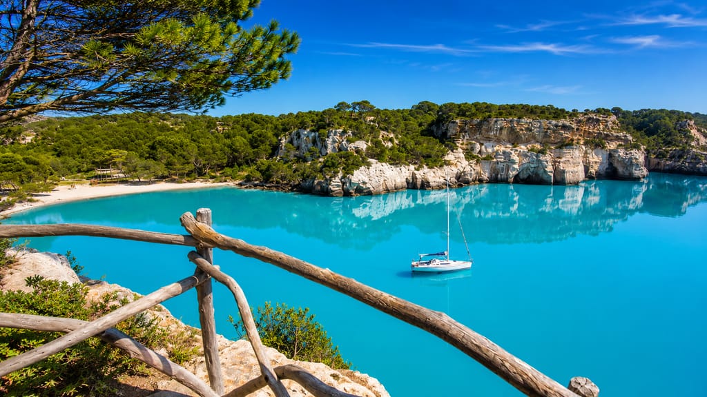 Cala Macarella, arena blanca y agua turquesa en el sur de Menorca