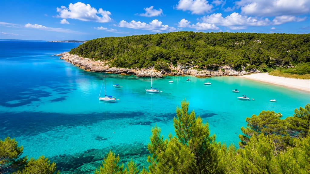 Playa de arena clara de Cala Mitjana, sur de Menorca