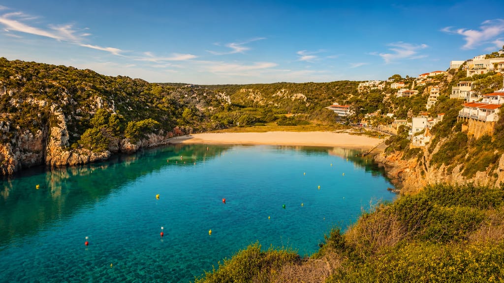 Cala en Porter, acantilados de caliza sobre el mar en Menorca